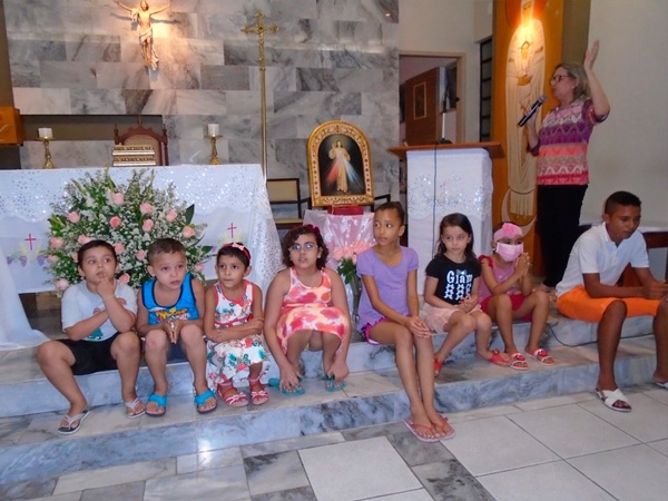 Crianças rezando diante da Divina Misericórdia